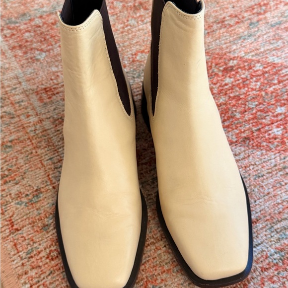 Sam Edelman Women’s Cream and Black Chelsea Boots - Picture 2 of 6